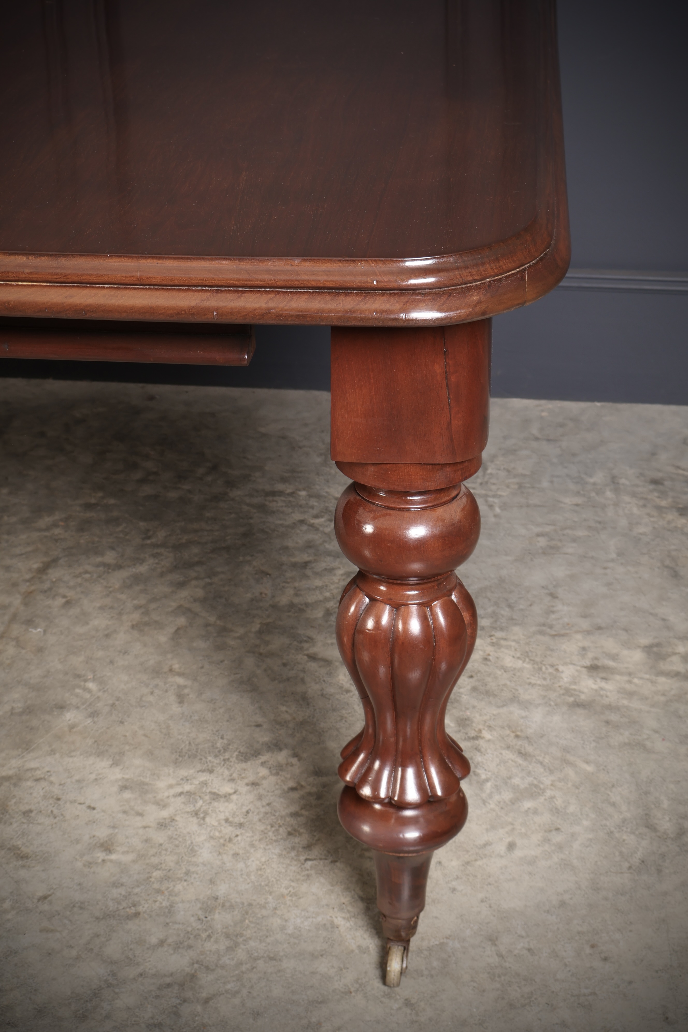 Early Victorian Mahogany Extending Dining Table - Image 14